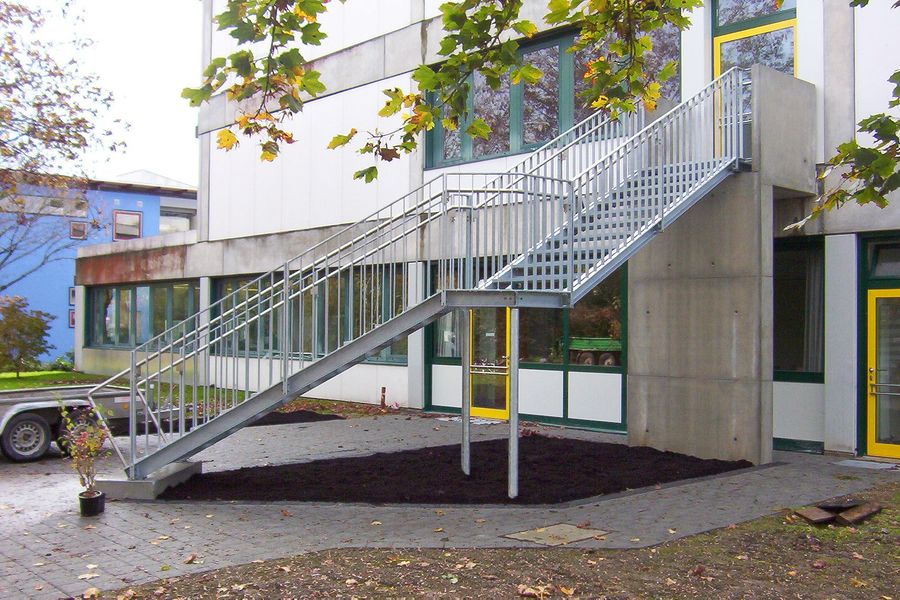 Verzinkte Fluchttreppe fuer mit Stabgelaender fuer Viscardi Gymnasium