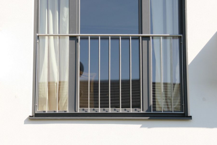Franzoesisches Gitter aus Edelstahl Befestigung in der Fensterlaibung
