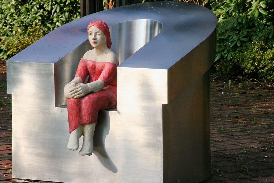 Sessel aus gebuerstetem Edelstahlblech fuer Skulptur