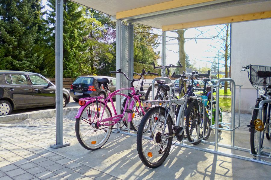 Kommunale Fahrrad- und Muellueberdachung Stahl verzinkt und Holz