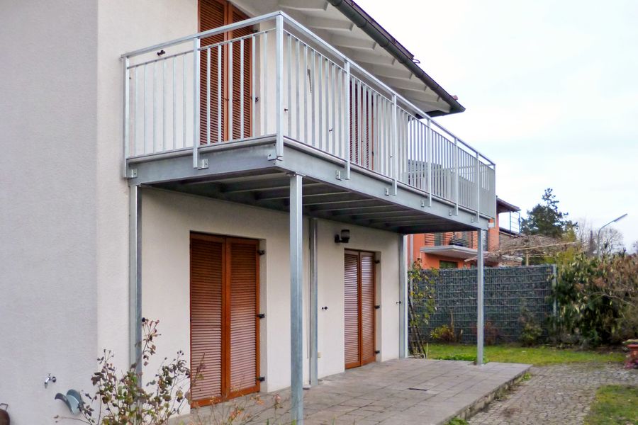 Freistehende Balkonanlage mit BALKOPLAN-Bodenbelag und Stabgelaender