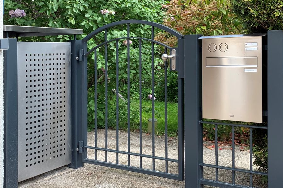 Eingangstuere mit Briefkastenanlage und Müllhaus verzinkt und pulverbeschichtet