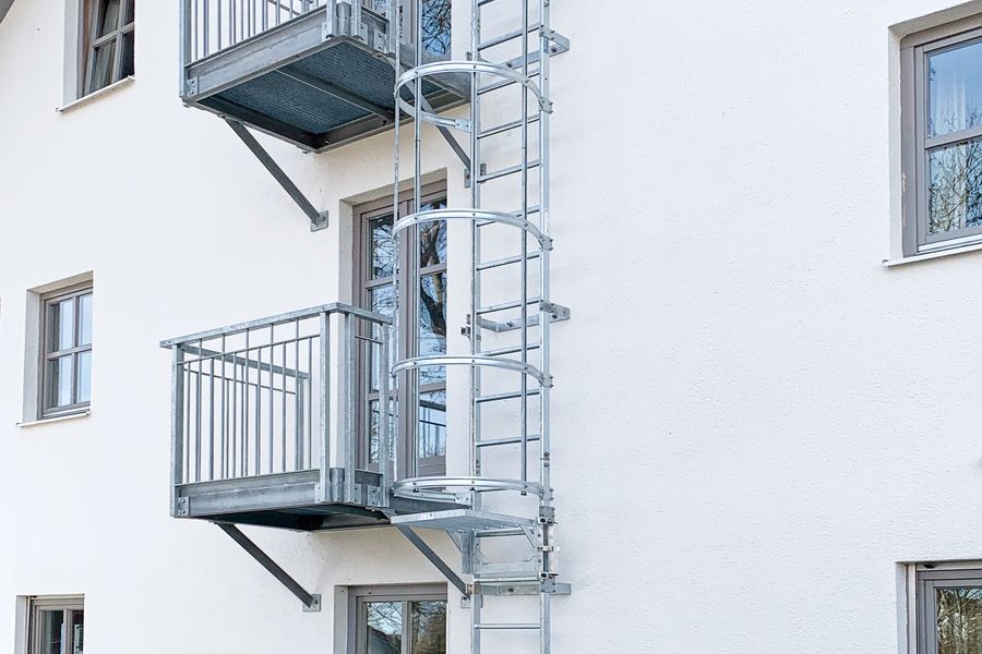 Verzinkte Fluchtleiter mit Ausstiegsbalkonen fuer Hotel