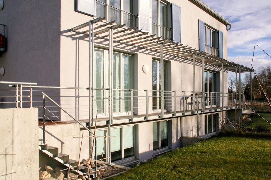 Stahlbalkon und Pergola mit Holz und Drahtseilgelaender