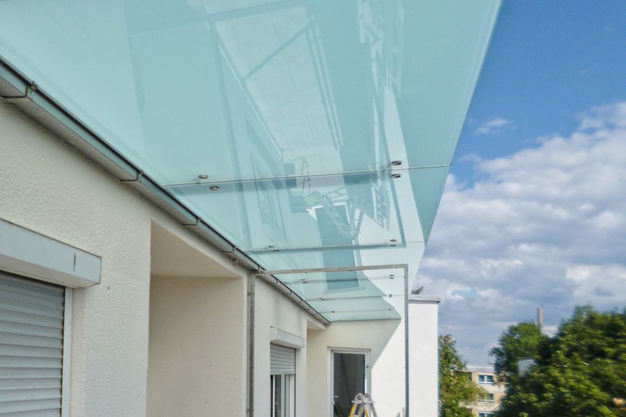 Balkonueberdachung aus Verbundsicherheitsglas mit Punkthalterungen