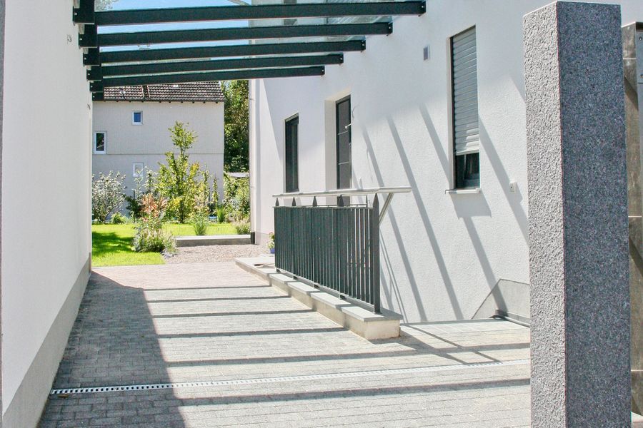 Glasueberdachung Vorplatz mit pulverbeschichteten Auflagetraegern