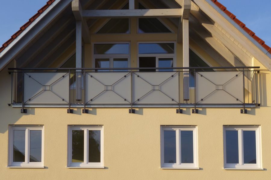Balkongelaender pulverbeschichtet mit Diagonalkreuzen und VSG Glas Mattfolie