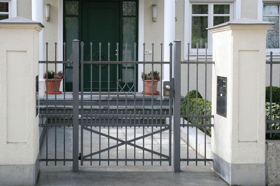 Geschmiedete Eingangstuere mit Seitenteilen verzinkt und pulverbeschichtet