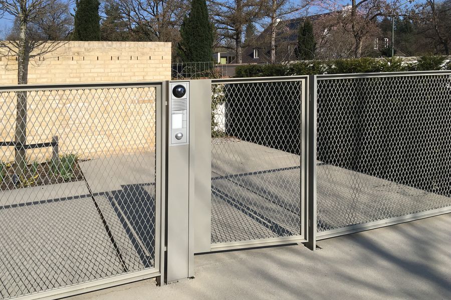 Eingangsanlage aus Aluminium mit Streckmetallfuellung pulverbeschichtet