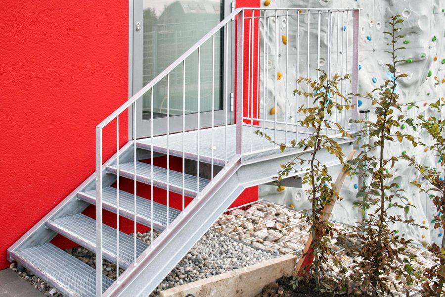 Verzinkte Fluchttreppe fuer Notausgang Kletterzentrum