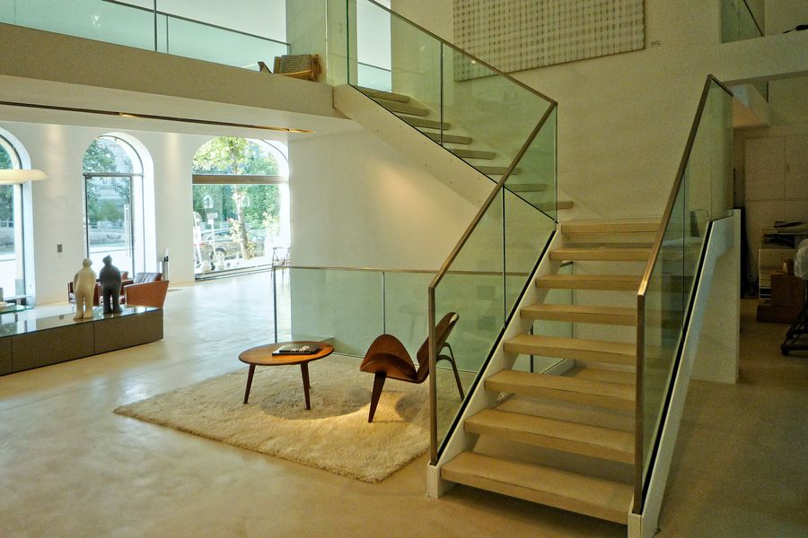 Stahltreppe mit Ganzglasgelaender fuer Moebelhaus