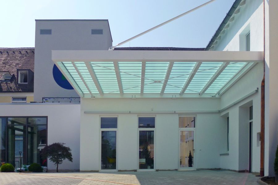 Ueberdachung mit GRILLODUR Lichtbändern für Krankenhaus-Ladehof