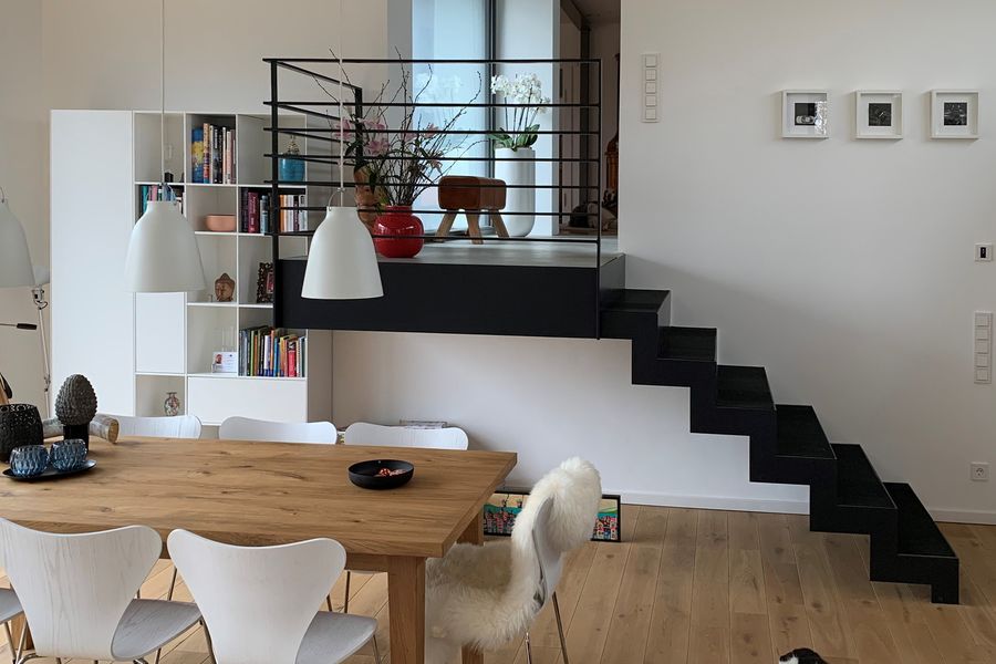 Treppe mit Podest aus Stahlblech natur gewachst