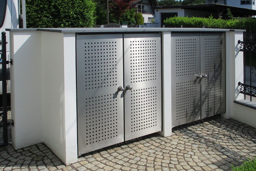 Muellhaustueren aus Edelstahl Lochblech mit runden Knoepfen