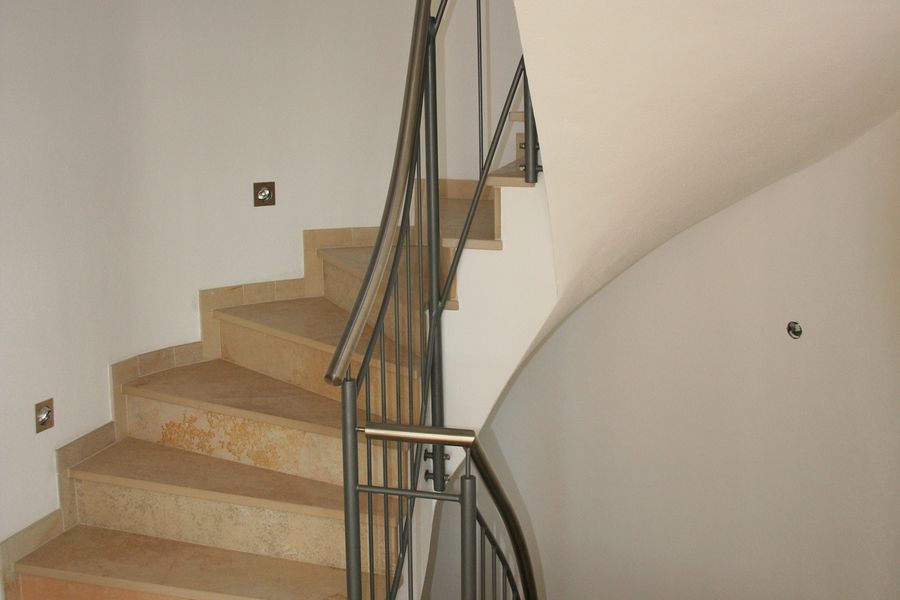 Treppengelaender mit senkrechten Staeben und Edelstahlhandlauf fein geschliffen