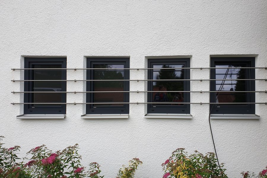 Edelstahl Fenstergitter aus horizontalen Rundstaeben