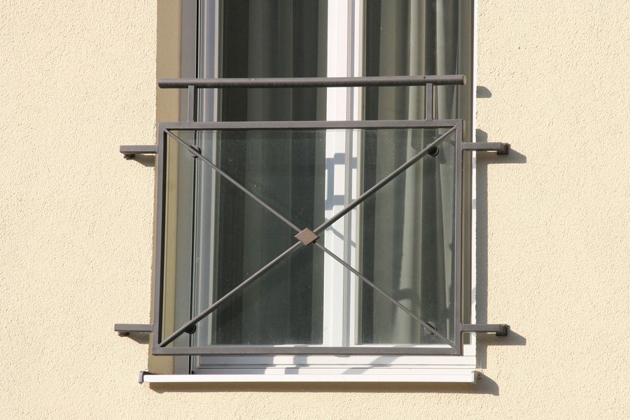 Franzoesisches Gitter pulverbeschichtet mit Diagonalkreuz und VSG Klarglas