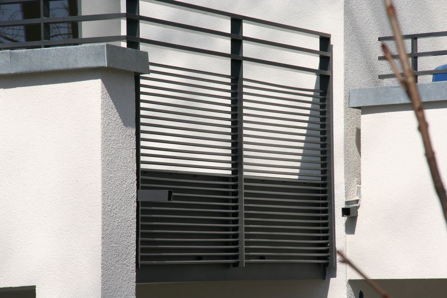 Aluminium Balkongelaender mit horizontalen Staeben pulverbeschichtet