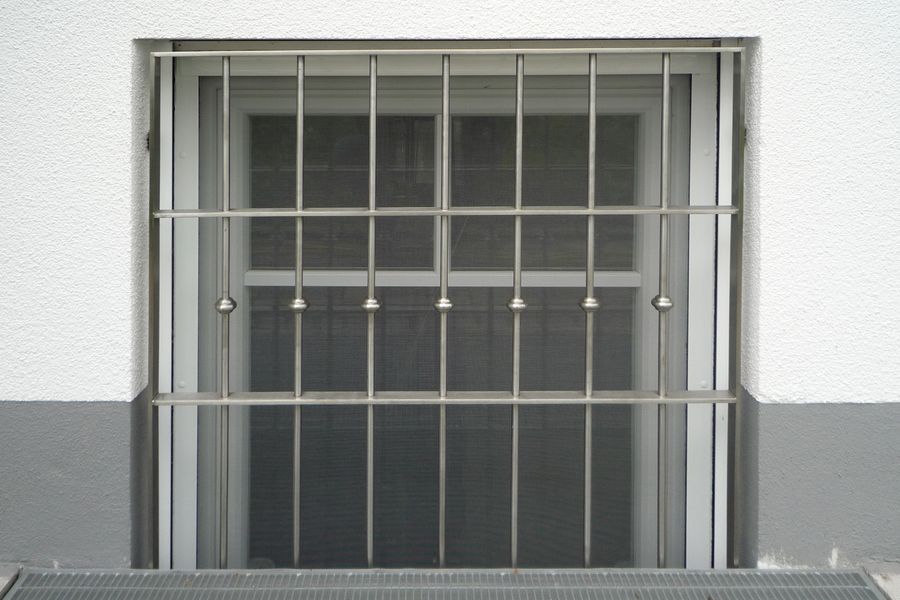 Edelstahl Fenstergitter mit Zierstaeben