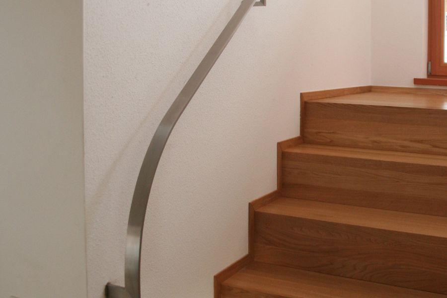 Gebogener Edelstahlhandlauf aus Flachmaterial fein geschliffen