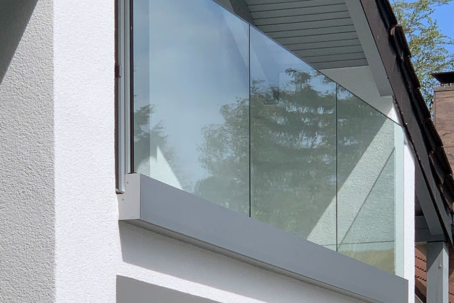 Ganzglas Balkongelaender mit innenliegender Entwaesserungsrinne