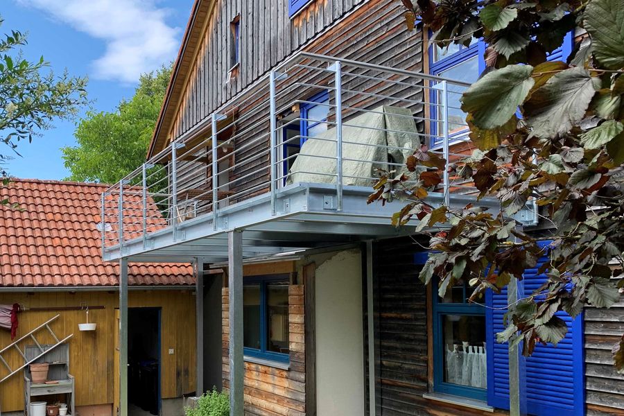 Freistehender verzinkter Stahlbalkon mit Gitterrostbelag und Stabgelaender