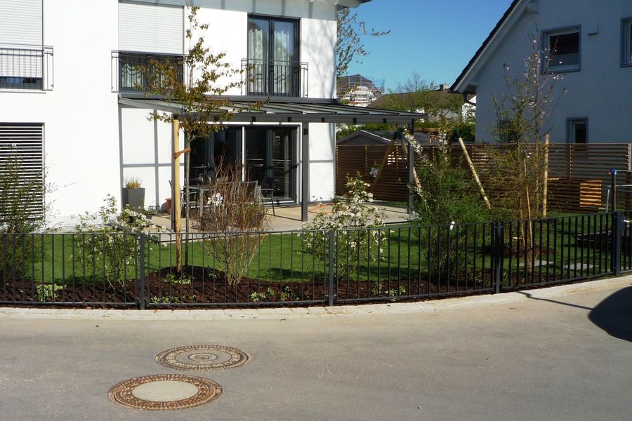 Zaunanlage aus Flachstahl mit Quadratrohrpfosten verzinkt und pulverbeschichtet