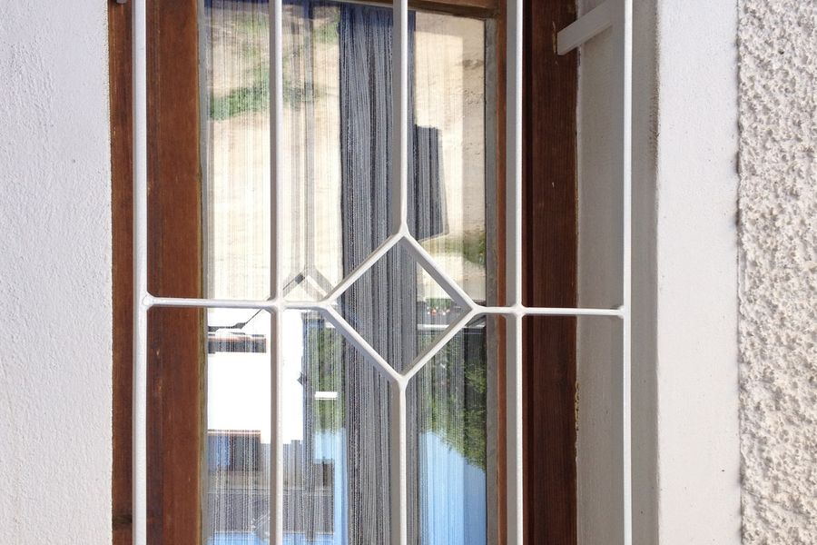 Fenstergitter verzinkt und beschichtet mit Zierelement
