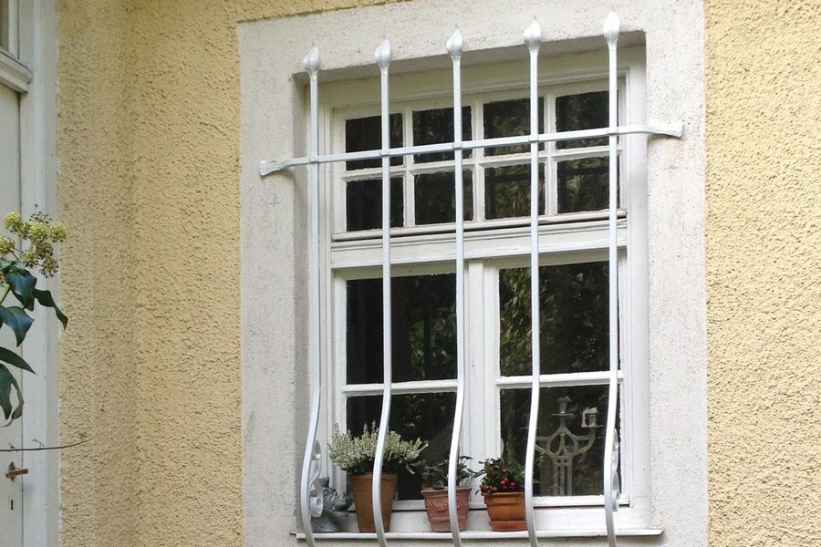 Korbgitter mit gelochten Staeben und geschmiedeten Endungen