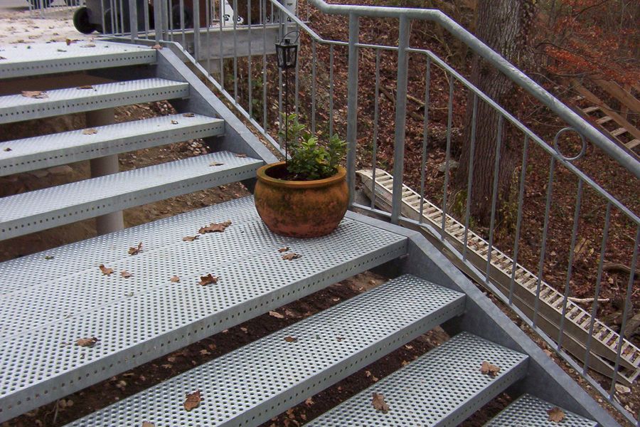 Stahlbruecke mit Lochblechstufen und Stabgelaender verzinkt