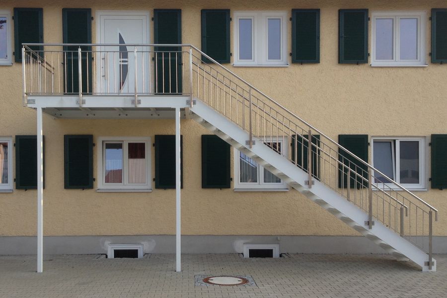Verzinkte Aussentreppe mit Edelstahl Stabgelaender