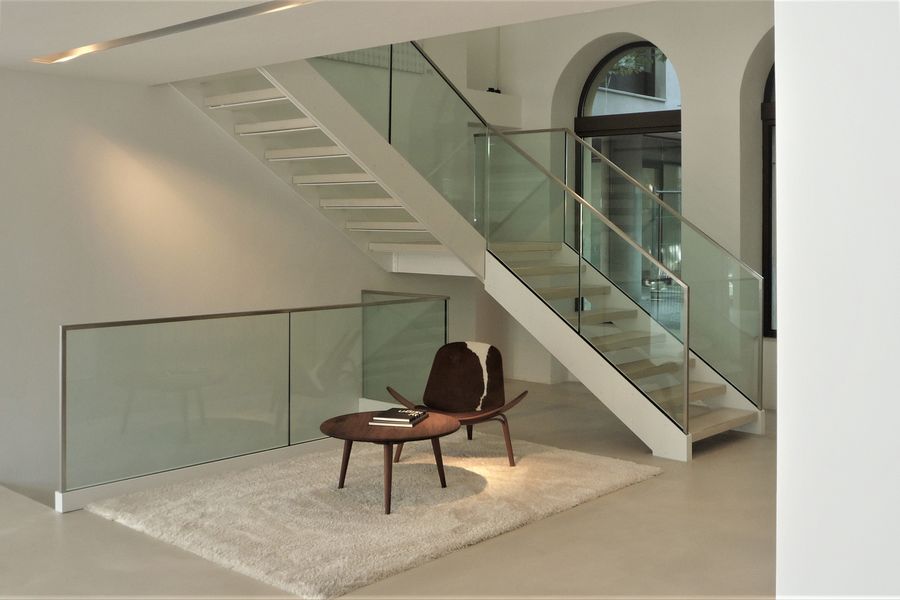 Ganzglasgelaender mit Stahltreppe in einem Moebelhaus