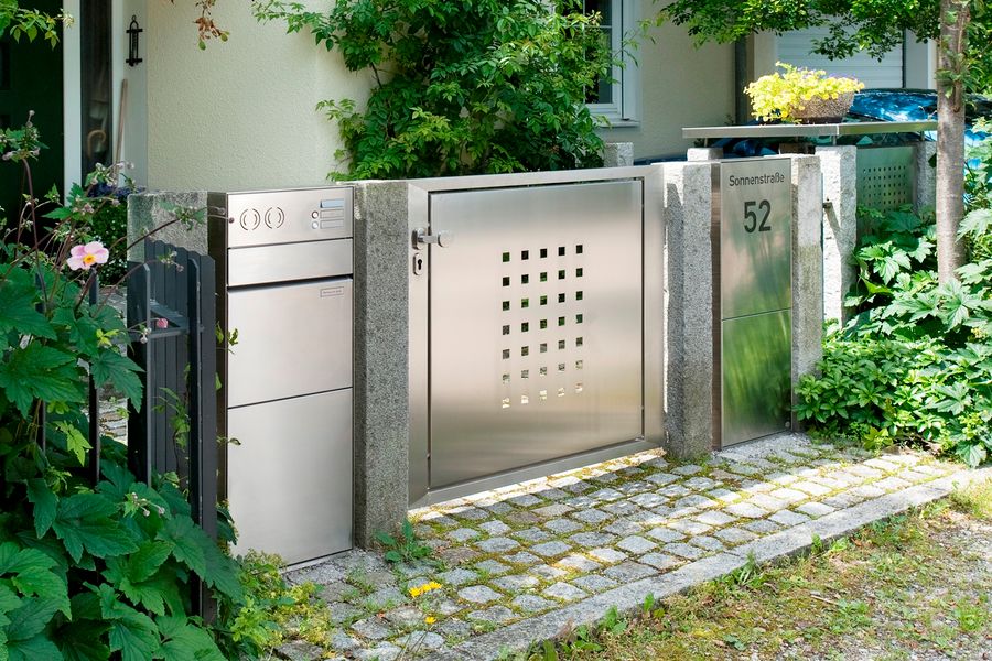 Edelstahl Eingangstuere mit Lochblechfuellung und RENZ PLAN Briefkastenstelen