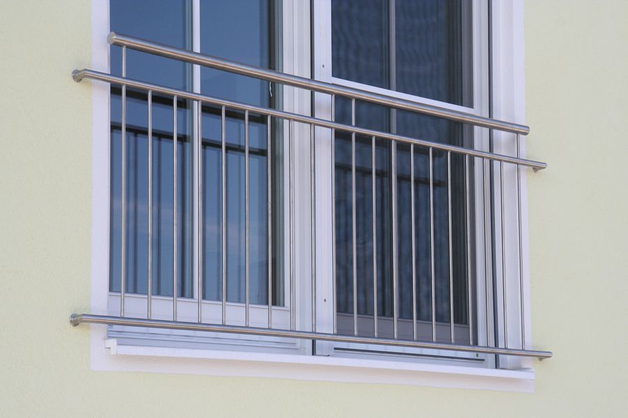 Franzoesisches Gitter aus Edelstahl mit senkrechten Fuellstaeben