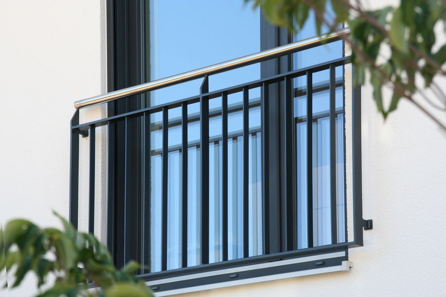 Franzoesisches Gitter pulverbeschichtet mit Edelstahlhandlauf