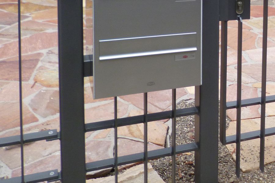 RENZ Zaunbriefkasten Edelstahl mit enganliegender Verkleidung und Beleuchtung