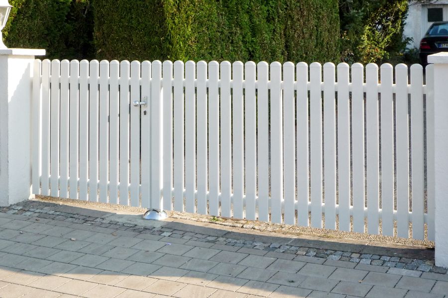 Drehtor und Tuere mit BRIX Aluminiumlatten pulverbeschichtet