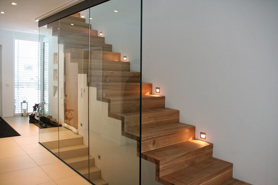 Deckenhohes Ganzglaselement für Holztreppe