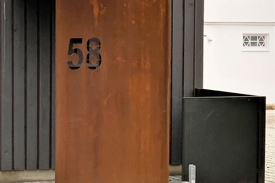 Cortenstahl Eingangselement mit pulverbeschichteter Aluminium-Eingangsanlage