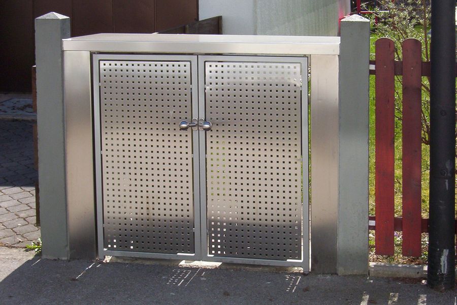 Edelstahl Muellhaustueren aus Lochblech mit Seitenverkleidung und Abdeckung