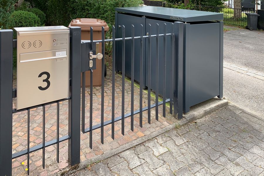 Eingangstuere mit Zaunbriefkasten und Müllhaus verzinkt und pulverbeschichtet