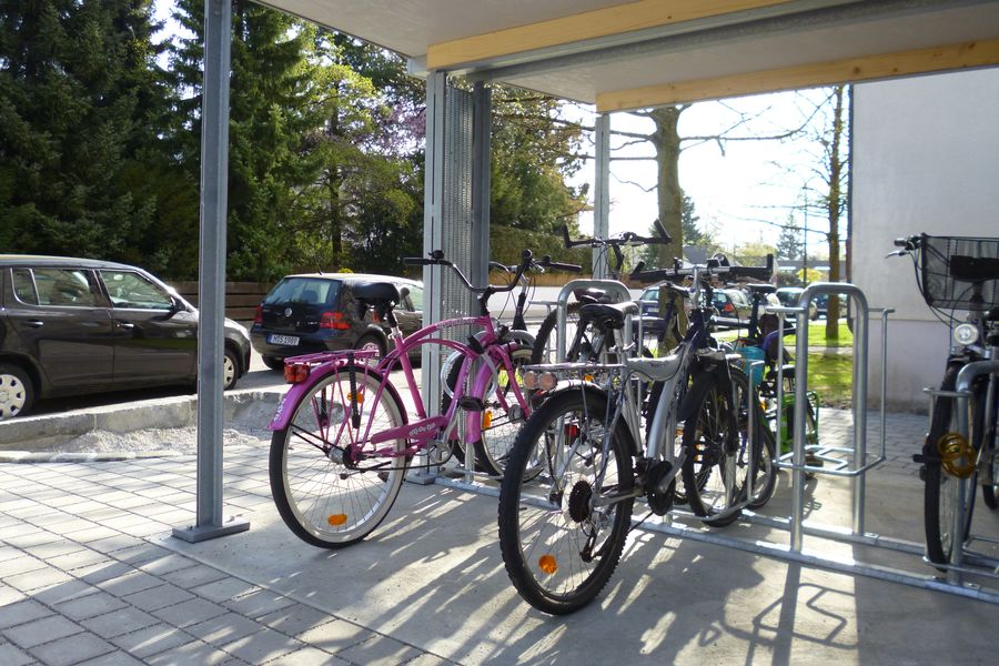 Verzinkte Fahrradbuegel fuer beidseitige hoch tief Radeinstellung