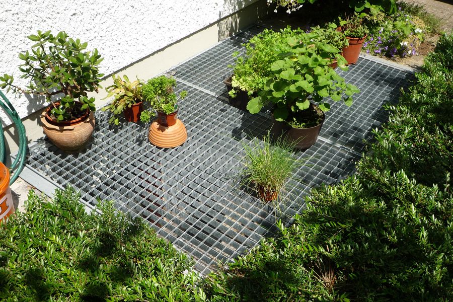 Verzinkter Gitterrost als Lichtschachtabdeckung