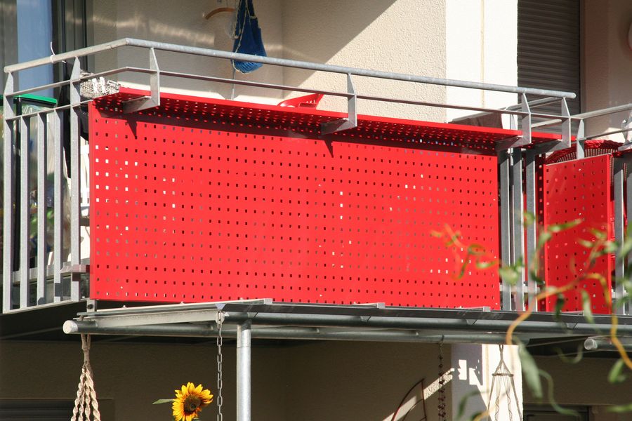 Verzinkter Stahlbalkon mit BALKOPLAN-Bodenbelag und Lochblechgelaender