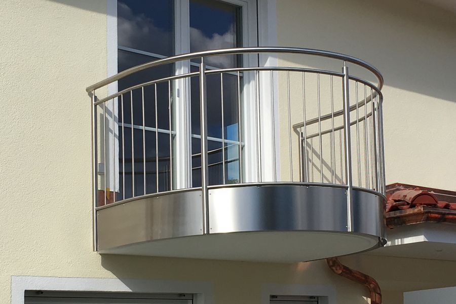 Edelstahl Balkongelaender mit vertikalen Staeben und Sichtblende unten