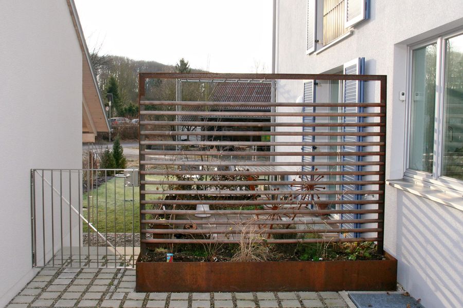 Rankgitter aus Winkelrahmen mit Holzfuellung